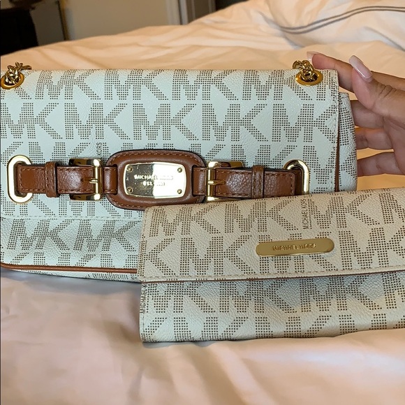 Michael Kors Handbags - ❇️Reduced MK bag with wallet❇️